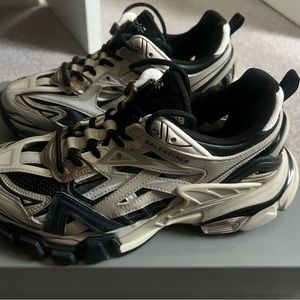 Woman’s Balenciaga track sneaker. Size 38. Comes with dust bag!